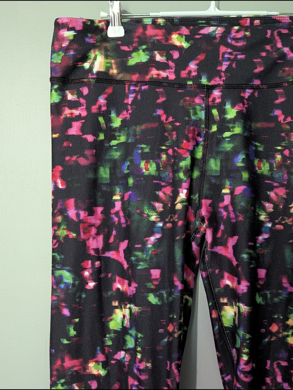 Fabletics Salar Women's High-Waist Multicolor Printed Cropped Capri Leggings - Picture 4 of 9